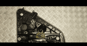 Mercedes W247 mechanizm drzwi lewy tył 5