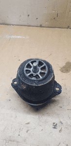 Łapa poduszka silnika lewa VW Touareg 3.0 TDI 7L8199131A 1