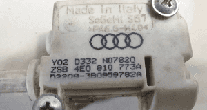 Audi A8 D3 silniczek klapki paliwa 4E0810773A 4