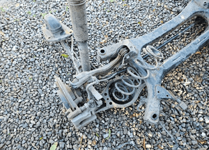 Toyota PRIUS IV zwrotnica belka zawieszenie tył 3