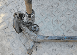 toyota PRIUS PLUS belka tylna oś 3