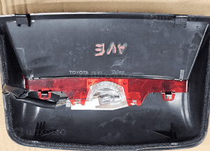 Toyota Avensis T25 sedan światło stop 2