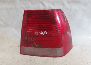 Tyl tylnia prawa lampa volkswagen bora sedan 1