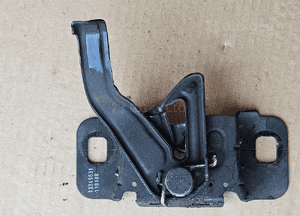 Opel Astra J 4 IV zamek maski 2