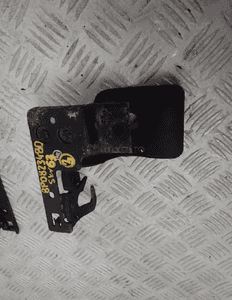 RYGIEL ZAMEK MASKI  AUDI A3 8P0823480 DOSTĘPNE 3 SZTUKI 3