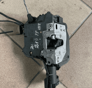 Mercedes CLS 219 E 211 zamek drzwi KEY LESS GO zamki prawy przód 3