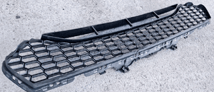 BMW M5 F90 Kratka środkowa zderzaka Przód 8072979 Nowa 4