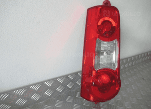 Lampa tylna tył lewa peugeot partner ii citroen berlingo ii 9680608080 drzwi 2008- 2