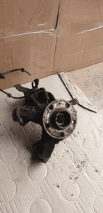 Zwrotnica piasta lewy przód kompletna VW FOX 1.2 2