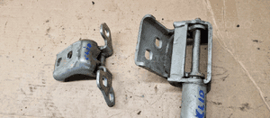 Zawias zawiasy drzwi prawy przód para Renault Clio III Lift 1