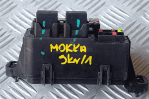SKRZYNKA MODUŁ BEZPIECZNIKÓW OPEL MOKKA  8261662 3