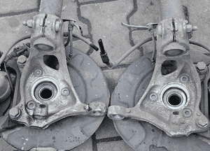 VW Passat B8 1.6 TDI zwrotnica mcpherson przód  lewa 5Q0407257A 1