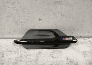 ZNACZEK EMBLEMAT PRAWY LOGO PRAWE BŁOTNIKA BMW M2 F87 COMPETITION 1