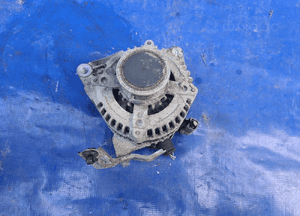 Toyota URBAN CRUISER 1.4 alternator 27060-33100 3