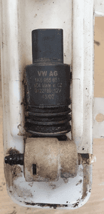 Zbiorniczek płynu spryskiwaczy pompka VW Passat B6 7