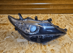 Toyota AURIS II 12-15 lampa prawa przód przednia 1