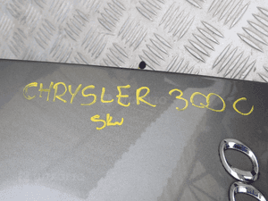 Klapa bagażnika chrysler 300C z kamerą cofania 7