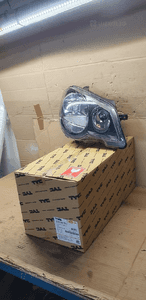 Lampa prawy przód przednia prawa VW Polo IV 9N Nowa TYC 20-0729-15-2 2