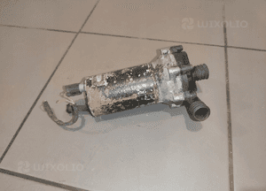 Audi A8 S8 D2 pompka dodatkowa pompa wody uchwyt oryginał bdb 2