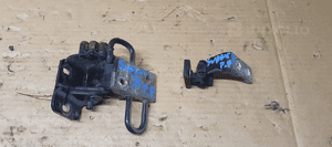 Zawias zawiasy drzwi prawy przód para Skoda Superb 4B0831412B 1