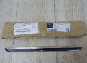 Mercedes glk W204 listwa chrom przy szybie bagażnika A2046701222 1