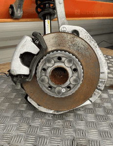 MERCEDES C W205 ZAWIESZENIE ZWROTNICA AMORTYZATOR PRAWA A2053200413 2052200 4