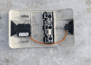 Range rover iii L322 lampka podsufitki wzmacniacz anteny AH4215K609AC 2
