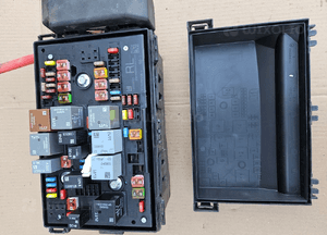 Opel Astra J 4 IV skrzynka bezpieczników obudowa 13318785 RL 1