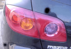 Mazda III 3 lampa tyl tylna w blotnik prawa 1