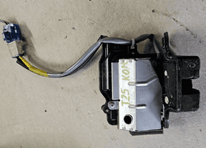 Toyota Avensis T25 kombi zamek klapy tył tylnej 5