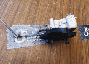 Siłownik 7M0862159 4B9962115B Silniczek Elektryczny Cięgno Zamka Klapy Bagażnika Audi A4 B6 Kombi Sedan 4B9962115B 31