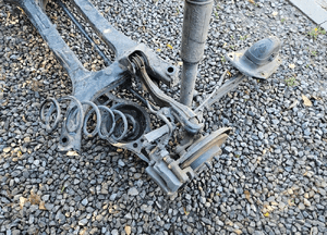 Toyota PRIUS IV zwrotnica belka zawieszenie tył 2