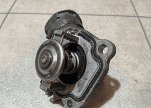 Mercedes OM642 3.0CDI termostat oryginał bdb stan 4