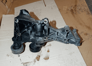 Podstawa łapa alternatora rolki Audi A6 C6 2.0 TDI 03G903143D 6