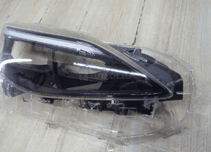 Toyota Yaris Cross szkło lampy prawy przód LLU 2