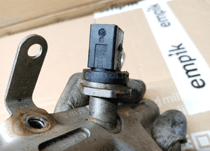Listwa wtryskowa czujnik Audi A4 B8 A5 06J133317J 06J906051B 8