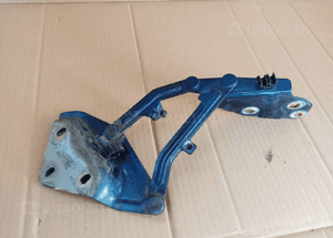 Zawias maski prawy LD5Q VW Touareg 7L6823302 3