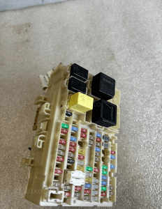 SKRZYNKA BEZPIECZNIKOW MEGANE V 5 243802061R ORG 2