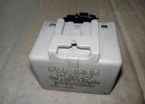 Toyota Avensis T25 przekaznik kierunkowskazow 1