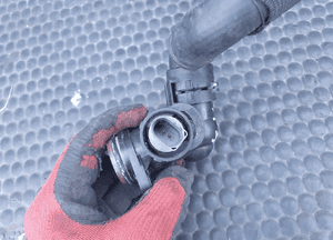 Obudowa Termostat Y2495002 06D121133C Krociec Czujnik Przewod Waz 2.0 TFSI Audi A4 B7 A6 C6 23
