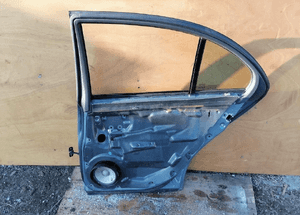 MERCEDES e 211 sedan  drzwi prawy tył szyba zamek listwa 4