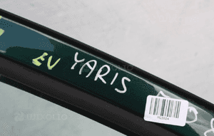 TOYOTA YARIS I drzwi prawe przednie bez korozji kolor 6R4 3