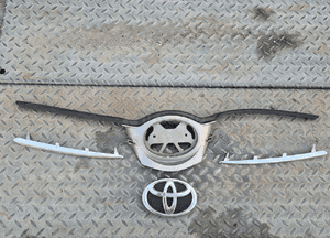 Toyota AURIS II 12-15 grill logo chrom listwa 1