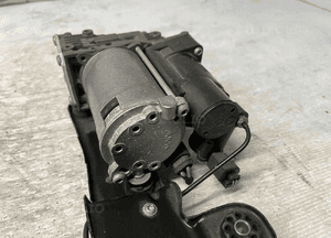 Bmw X6 E71 X5 E70 4.4 V8 kompresor pompa zawieszenia nivo 6789938 3