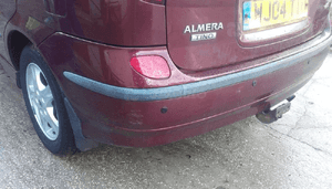 Nissan Almera Tino zderzak tyl tylny 1