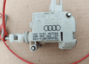 Audi A4 B6 zamek wlewu paliwa 2