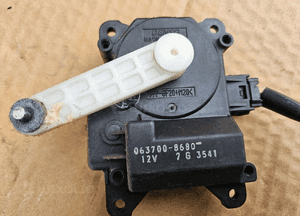 Toyota Avensis T25 silniczek sterownik nagrzewnicy  63700-8680 6
