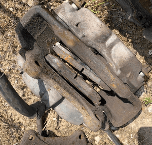 MERCEDES S 220 ZWROTNICA PIASTA ZACISK TARCZA 2