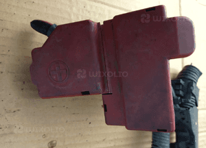 Toyota Yaris II 1.0  1.4 D4D skrzynka bezpieczników akumulatora klema 1