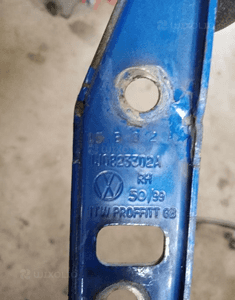 Zawias maski prawy VW Golf IV 4 1J0823302A LA5C 5
